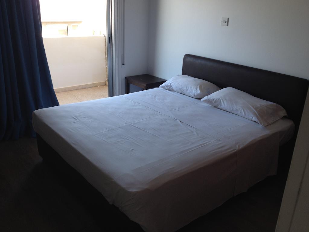 Francis Apartments Lárnaca Habitación foto
